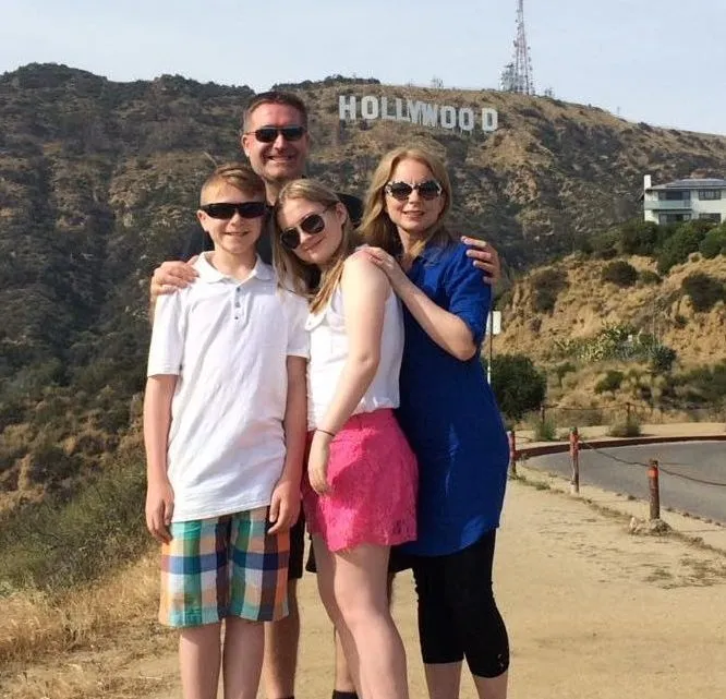 13103444_1034423163305110_3676697433989837137_n family infront of hollywood sign